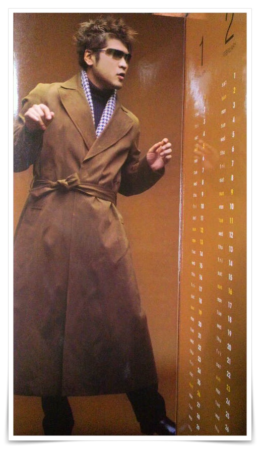 吉川晃司の若い頃のロングコート姿の画像