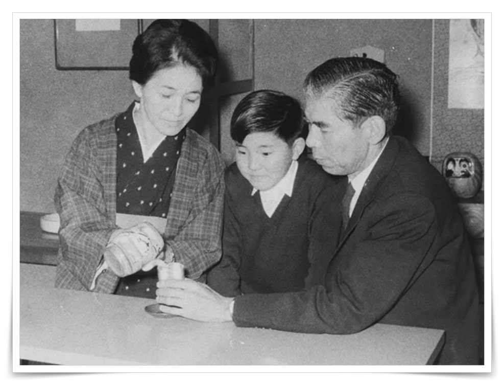 石破茂の幼少期の母親と父親との画像