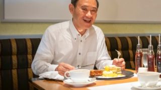 菅義偉官房長官、総理大臣がパンケーキを食べる画像