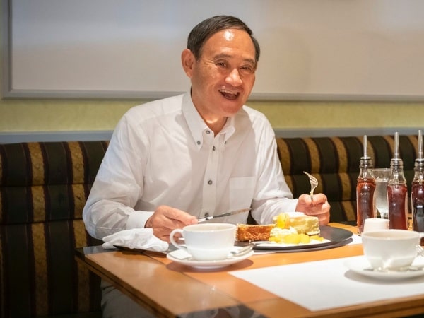 菅義偉官房長官、総理大臣がパンケーキを食べる画像